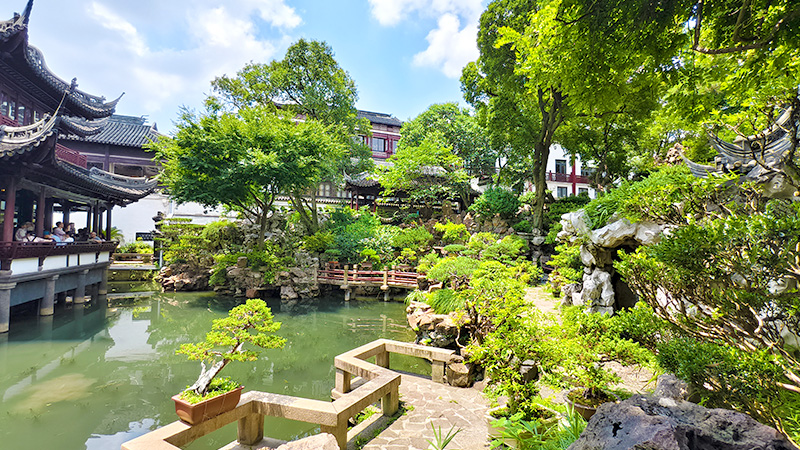 Visit Yu Garden in Shanghai