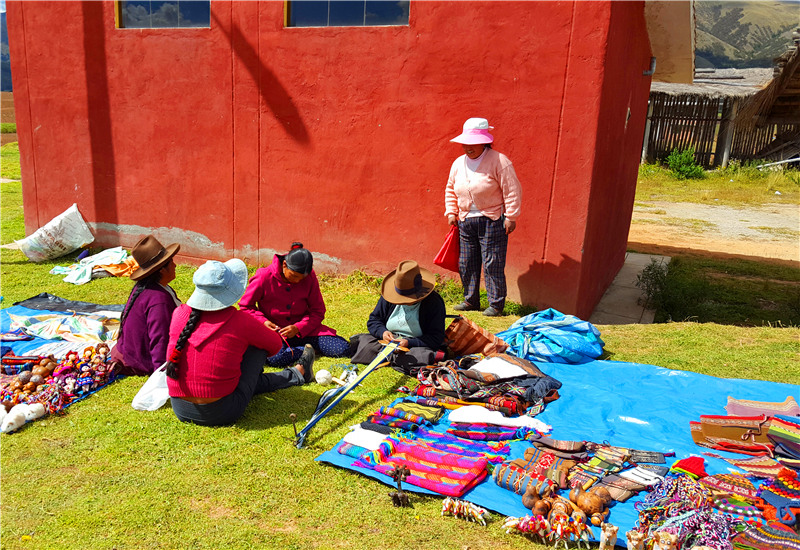  Local women were making alpaca-fleece crafts.