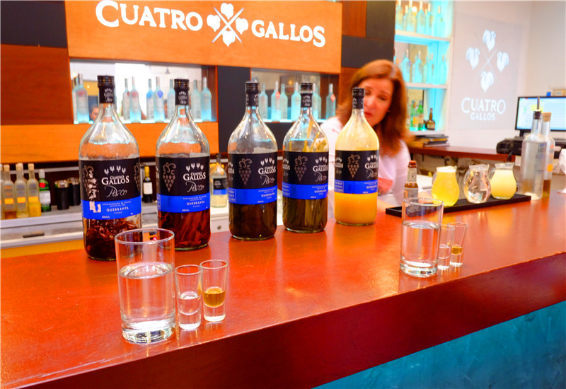 Make Pisco sour in Peru