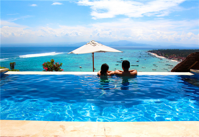 Stay in an infinity pool to relax yourself in Bali.