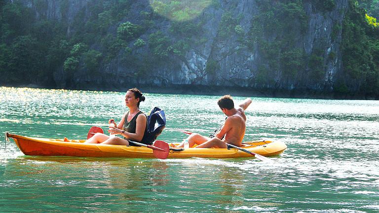 Paseo en kayak por la bahía de Halong