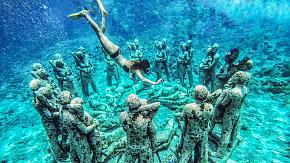 Gili Meno Statues