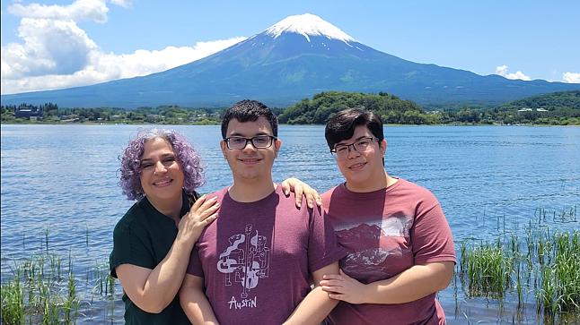 Dulce and Family With Mt.Fuji