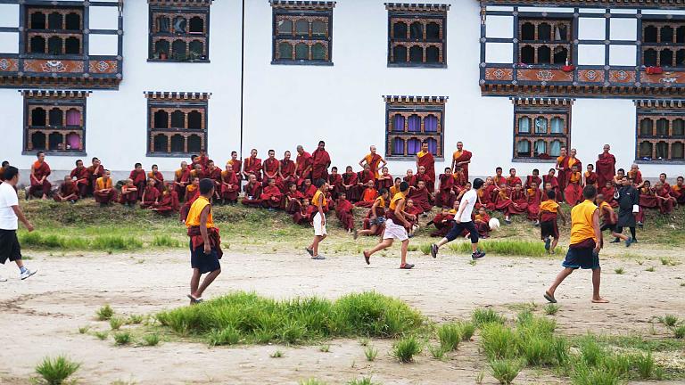 Una Visita a la Escuela para Llevar Felicidad a Bután