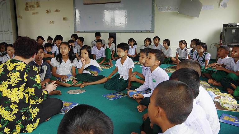Visita a una Escuela de Myanmar