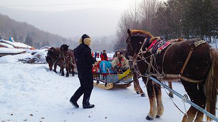 Horse-Drawn Sled, Xuexiang