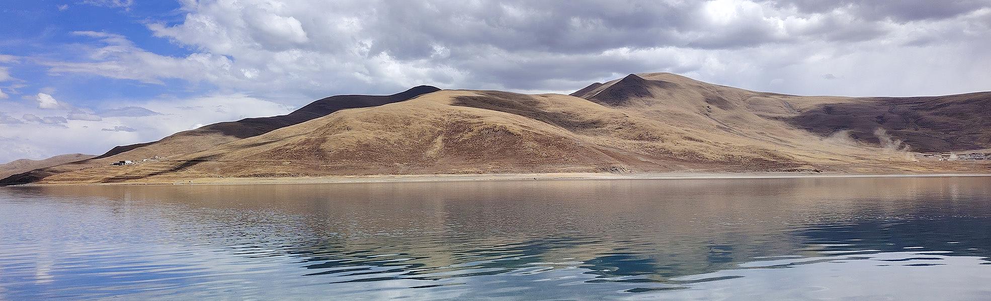 Yamdrok Lake in Shigatse