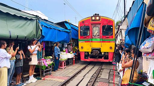 Maeklong Railway Market